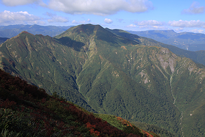 万太郎山から見たこれから向かうエビス大黒の頭と仙ノ倉山の写真