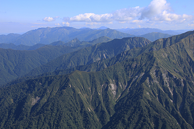 万太郎山から見た巻機山と越後三山方面の写真