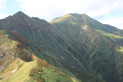 毛渡乗越への下りから見たエビス大黒の頭と仙ノ倉山の写真