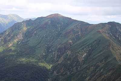仙ノ倉山山頂付近から見た万太郎山方面の写真