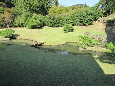 建長寺内の方丈の間から見た庭園の写真
