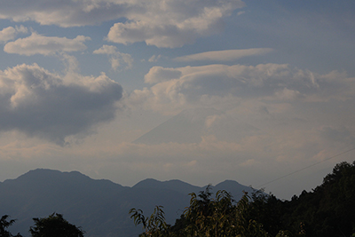 富士見塚からうっすら見えた富士山の写真