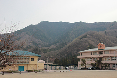 禾生第一小学校と九鬼山方面の写真