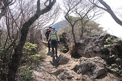 万二郎岳を過ぎ馬の背付近を歩いている写真
