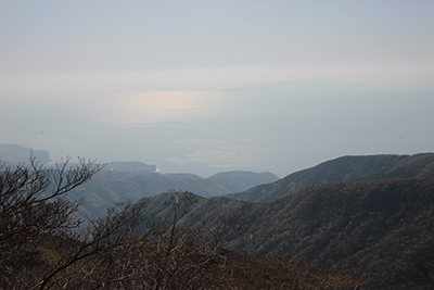 万二郎岳手前のガレたところから見た相模湾と大島の写真