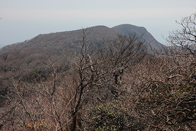 万三郎岳付近から見た万二郎岳の写真