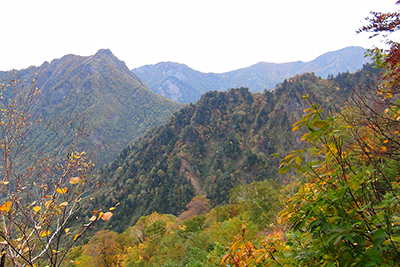 鋸岳・鉢山・昼闇山方面の写真