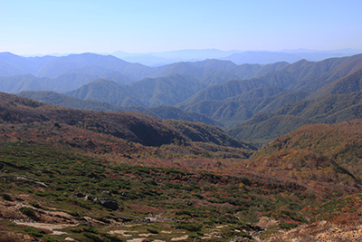 峰の茶屋避難小屋付近から見た姥が平と尾瀬の燧ヶ岳方面の写真