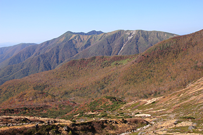 峰の茶屋避難小屋付近から見た流石山、大倉山方面の写真