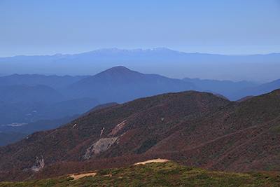 三本槍岳山頂から見た飯豊連峰方面の写真