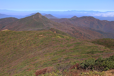 三本槍岳山頂から見た旭岳と朝日連峰、磐梯山、吾妻連峰、安達太良山方面の写真