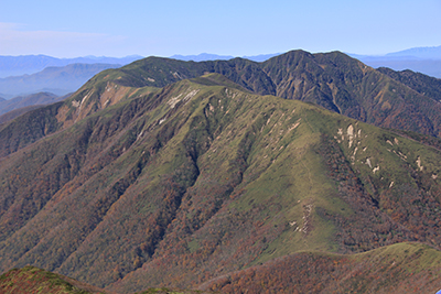 三本槍岳から見た大倉山、三倉山方面の写真