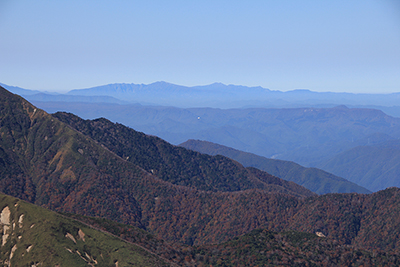 三本槍岳から見た浅草岳、守門岳方面の写真