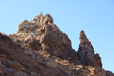 剣ヶ峰の山腹にある形がおもしろい岩の写真