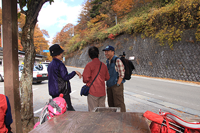 柳沢峠でくつろぐ3人の写真
