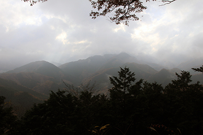 峰山山頂から見た丹沢方面の写真