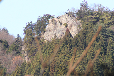 稜線に登る尾根から見えたつづら岩の写真