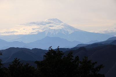 馬頭刈山山頂直下から見た富士山の写真