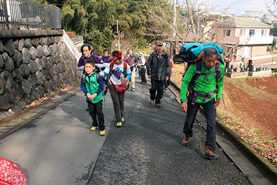 渋沢から頭高山の登山口を目指して歩いている写真