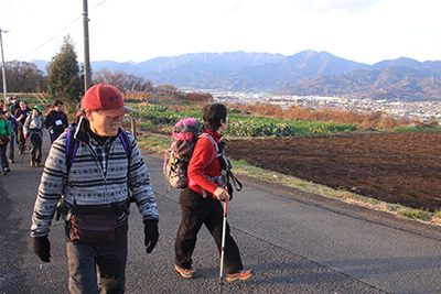 丹沢の山々を見ながら歩いている写真