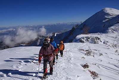 燕山荘から燕岳を目指して稜線を歩いている写真