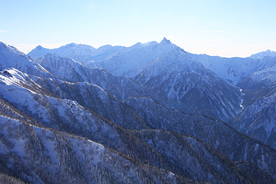 燕岳山頂から見た槍穂高連峰の写真