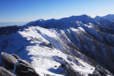 燕岳山頂から見た燕山荘と大天井岳方面の写真