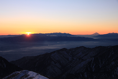 日の出と富士山、八ヶ岳方面の写真
