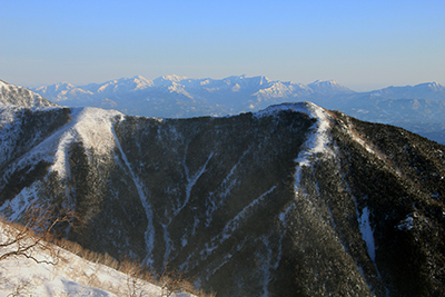 清水岳と頸城山群方面の写真