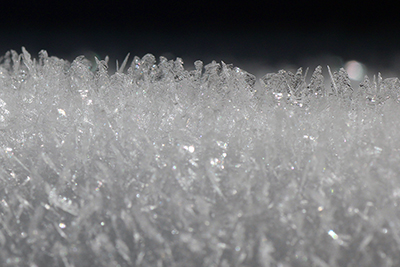 雪の表面にできた無数の氷の結晶のアップの写真