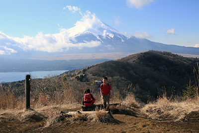 富士山が正面に見える平尾山のベンチに座るKちゃんとY君の写真