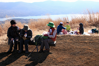 大平山の山頂で昼食中の写真