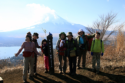 富士山を背にした大平山山頂での集合写真