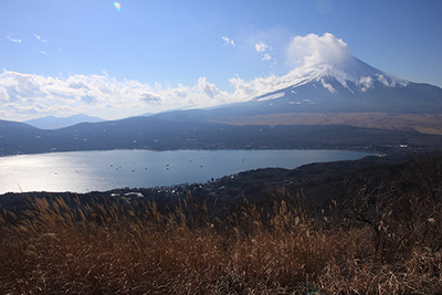 大平山から見た富士山と山中湖の写真