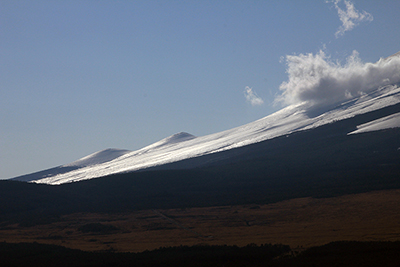 富士山の裾野まで広がる雪面と双子山（二つ塚）の写真