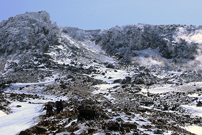 峰の茶屋跡避難小屋を後に山頂を目指して登っている写真