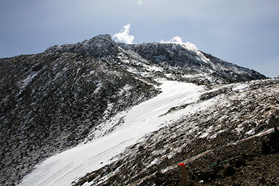 峰の茶屋跡避難小屋から見た茶臼岳の写真