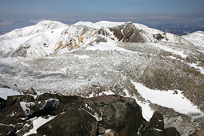茶臼岳山頂から見た朝日岳と三本槍岳の写真