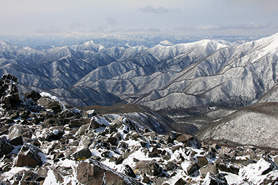 茶臼岳山頂から見た新潟県方面の山々の写真