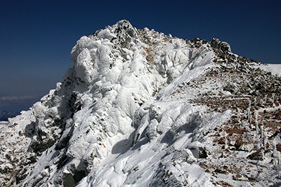 茶臼岳山頂付近のエビのしっぽの付いた岩場の写真