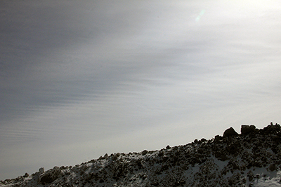 茶臼岳上空に広がる絹層雲の波状雲の写真