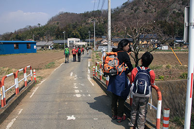 南蛇井駅から神成山登山口に向かって歩いている写真