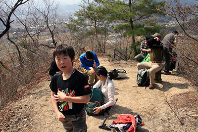 最初のピーク吾妻山で休憩中の写真