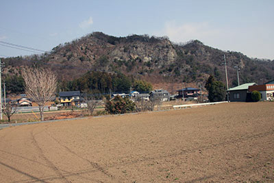 麓から見た神成山の写真