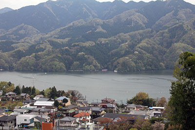 与瀬神社の近くから見えた相模湖の写真