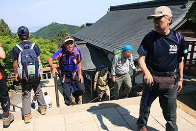 御岳山山頂の御岳神社に登ってきたメンバーの写真