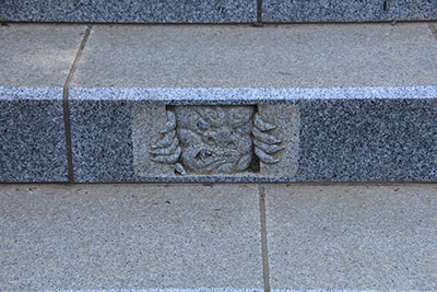 御岳山神社への階段に掘られている鬼の彫り物の写真