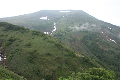 平標山ノ家から見た仙ノ倉山方面の写真