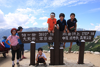 燕山荘の案内板前での子どもたちの写真