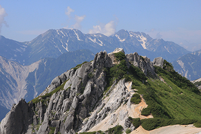 燕岳山頂から見た北燕岳と剣立山連峰の写真